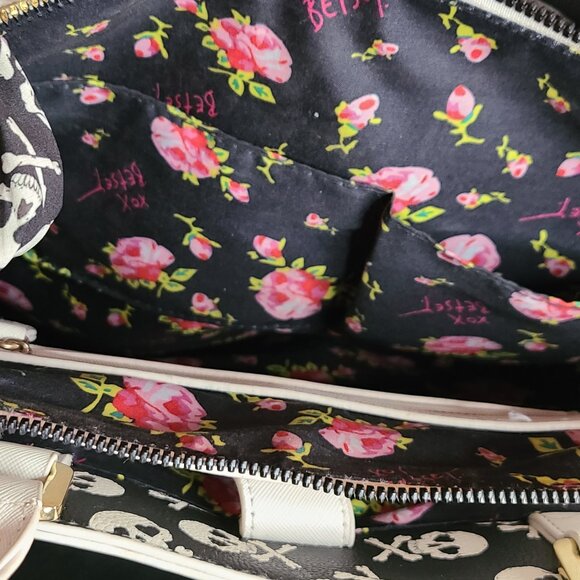 Betsey Johnson Skull Purse Crossbody Bag Embossed Skulls - Picture 2 of 6